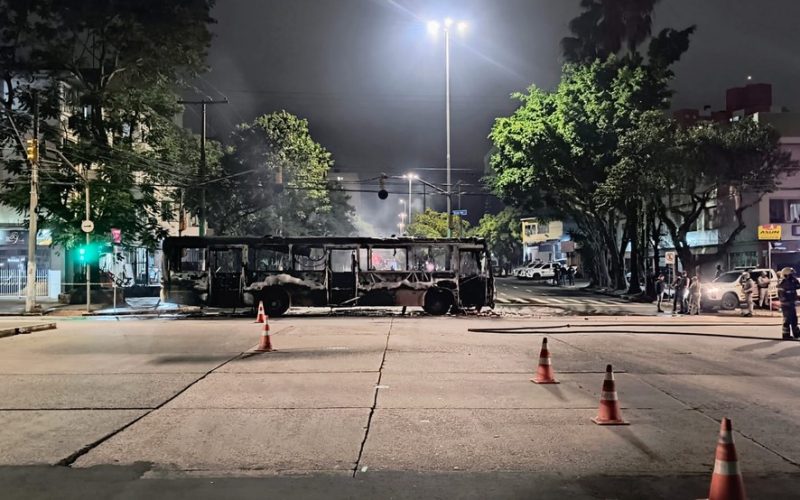 Mistério envolve morte de homem em Porto Alegre, desencadeando protesto incendiário