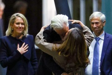 Julian Assange, agora em liberdade, foi recebido por sua esposa na Austrália; conheça Stella Assange.