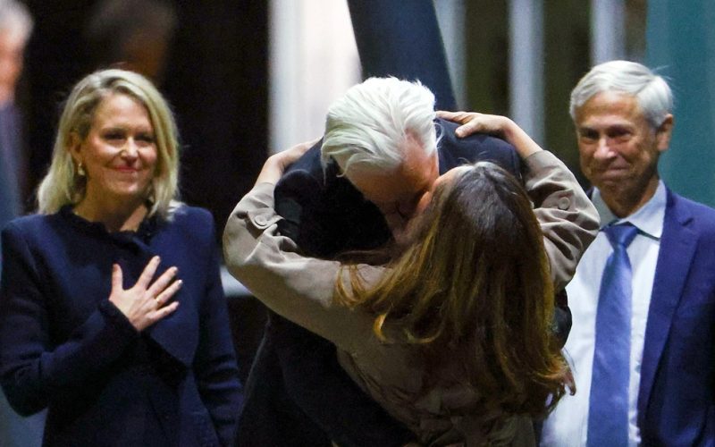 Julian Assange, agora em liberdade, foi recebido por sua esposa na Austrália; conheça Stella Assange.