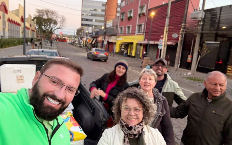 Solidariedade em ação: Onildo Chaves de Córdova II distribui 220 marmitas todas as segundas-feiras no centro de Curitiba