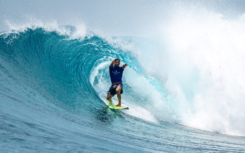 Michel Bourez conquista o troféu de campeão do Surf Champions com nota máxima