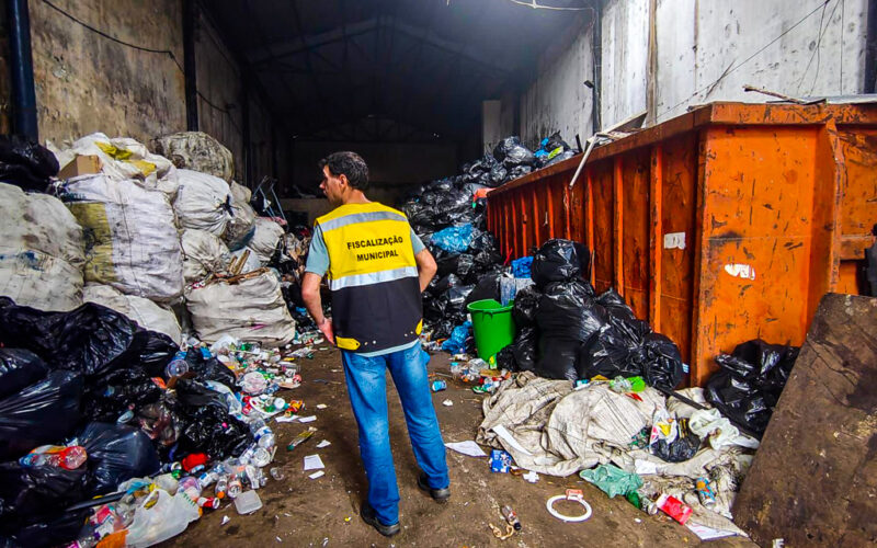 Prefeitura fecha 11 ferros-velhos no bairro do 4º Distrito em Porto Alegre