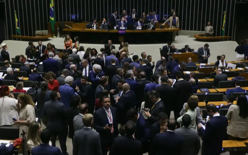 Câmara concede isenção de Imposto de Renda para trabalhadores com salário de até R$ 5 mil
