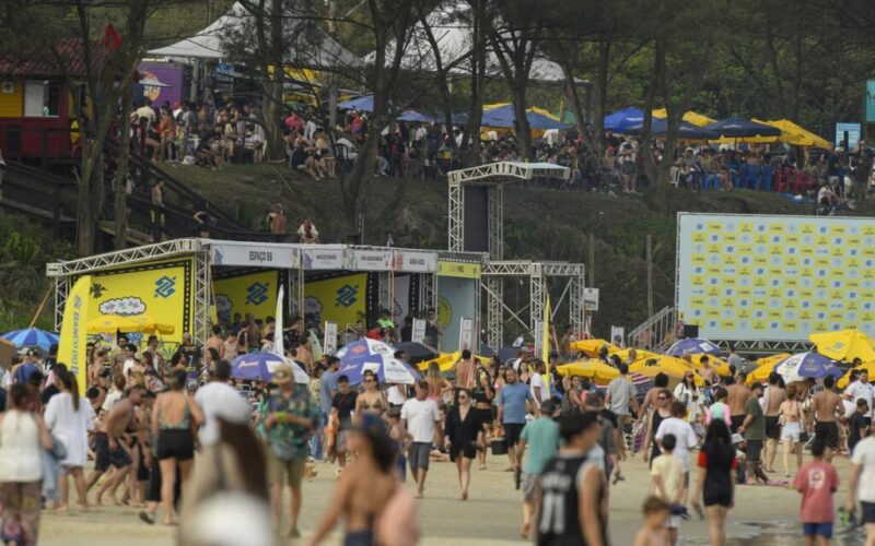 Sábado movimentado com competição de surf lotando as praias de Imbituba