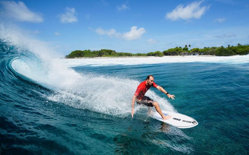 Owen Wright surpreende e assume a liderança no Surfing Champions Trophy