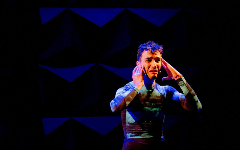 Solo teatral “Azul Marítimo” é destaque em Porto Alegre, na Sala Álvaro Moreyra.