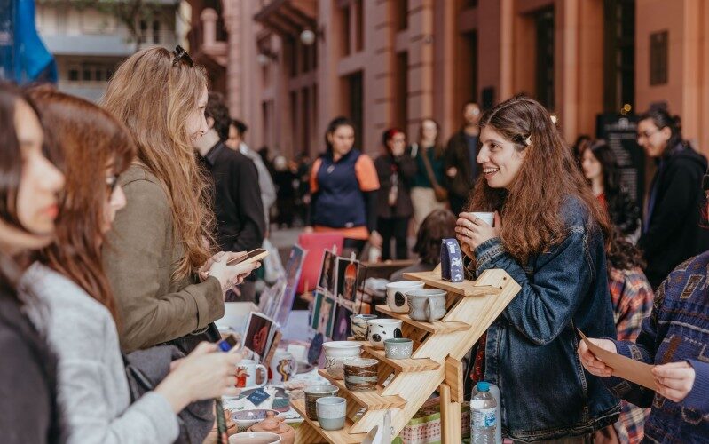 Coletivos e artistas se unem em feira de cerâmica na CCMQ