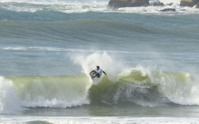 Valentin Neves brilha com sua emocional performance no QS da WSL em Imbituba