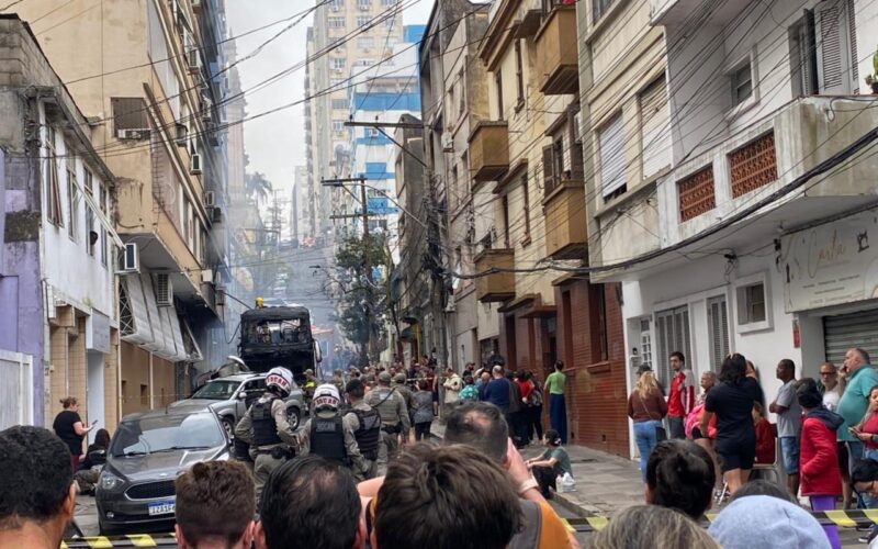 Acidente no Centro de Porto Alegre: Ônibus colide em veículos e incêndio se alastra