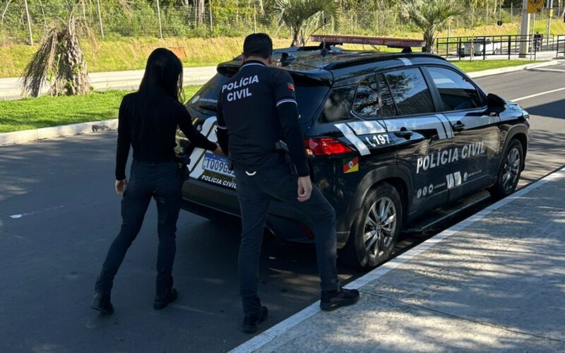 Autoridades executam ordem judicial em apuração envolvendo docente de Direito