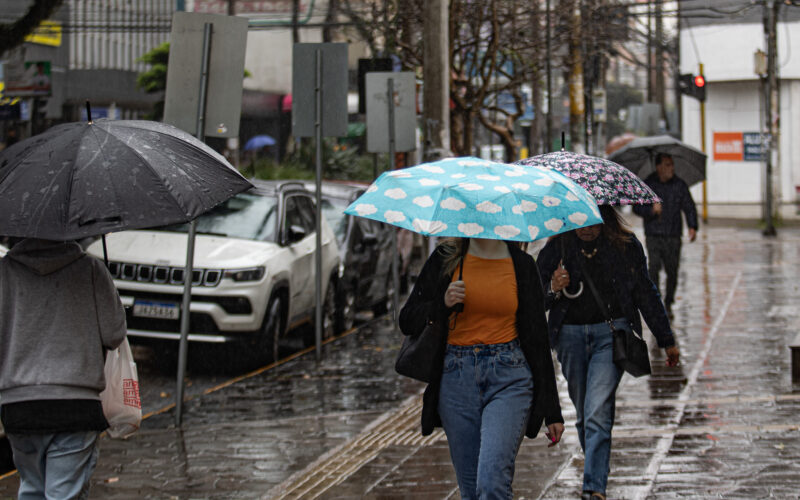 Previsão de chuva intensa no Rio Grande do Sul neste fim de semana: sábado (1°) e domingo (2) prometem muita água.