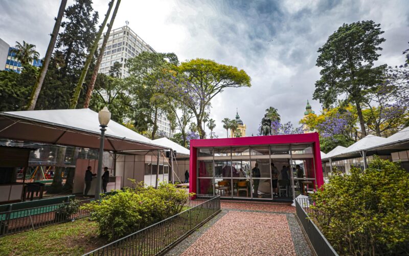 Início da Feira do Livro de Porto Alegre promete atrair multidão de 1,5 milhão de visitantes a partir de sexta-feira.