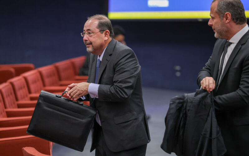 Moraes nega prisão domiciliar a Bolsonaro e defesa se indigna: “absoluta perplexidade”