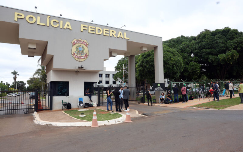 Equipe de saúde entrega remédios do presidente Bolsonaro à Polícia Federal na capital do Brasil