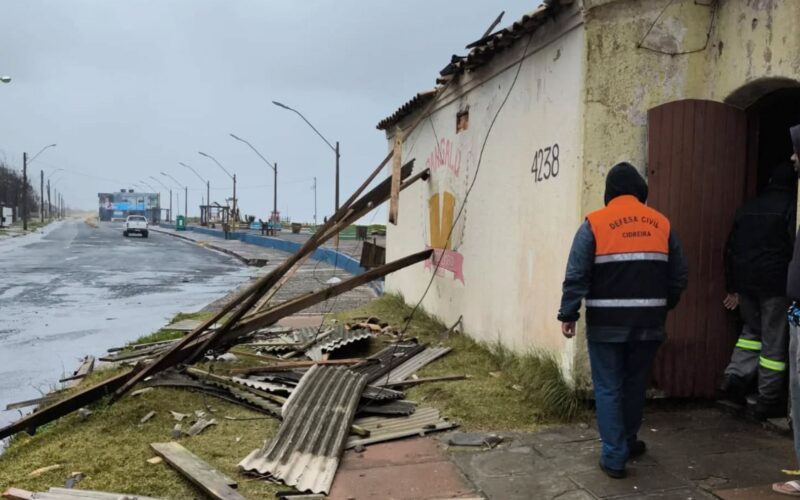 Temporais causam estragos em cidades do Rio Grande do Sul, com destelhamentos e árvores caídas