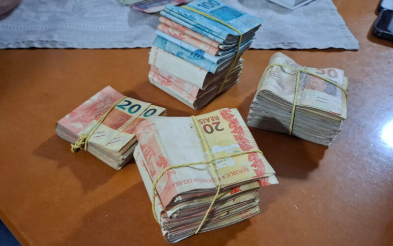 Operação policial resulta na prisão de 45 indivíduos por lavagem de dinheiro ligada ao tráfico, cumprindo 154 medidas.