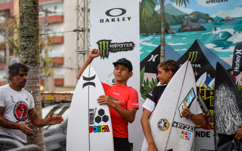 O fenômeno Filipe Toledo encanta crianças em Ubatuba