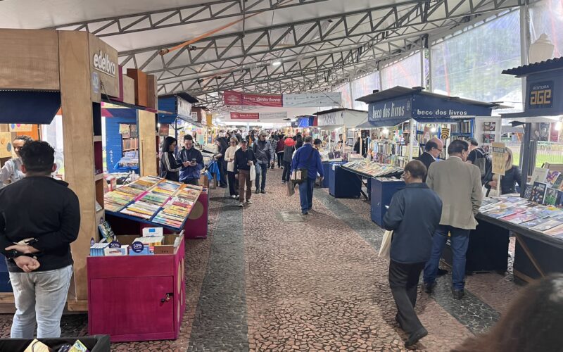 Abertura da Feira do Livro atrai grande público e promove busca por ofertas