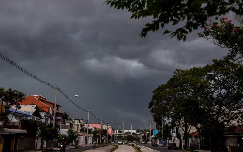Possibilidade de temporais e granizo em Porto Alegre na sexta-feira.