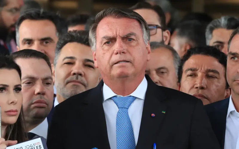 Pedido de prisão domiciliar humanitária é feito pela defesa de Bolsonaro ao STF