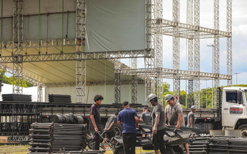 Montagem do palco e estruturas para o Réveillon 2026 em Porto Alegre segue em ritmo acelerado