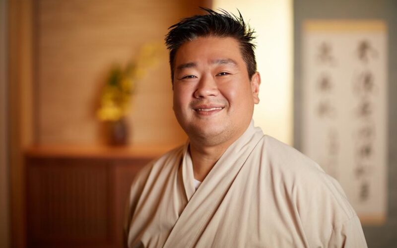 Chef Edson Yamashita – ganhador de duas estrelas Michelin – encerra as atividades de 2025 do projeto TUCCA Chef pela Cura com aula especial para mães e pacientes com câncer