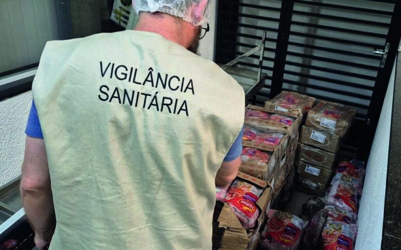 Restaurante é fechado pela Vigilância Sanitária por comercializar produtos vencidos.