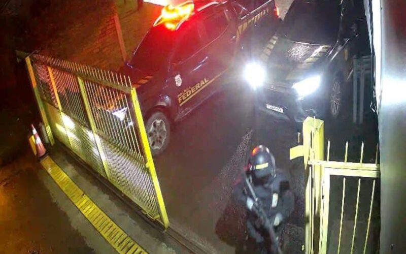 Operação da Polícia Federal resulta na detenção de dois indivíduos envolvidos em assalto a avião de transporte de valores em Caxias do Sul.
