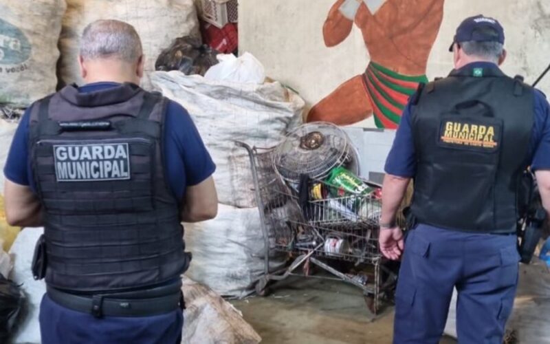 Operação da Polícia Civil resulta na interdição de recicladora e na prisão de dois indivíduos em Santa Maria.