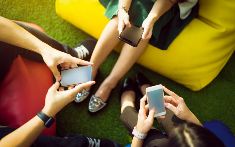 5 motivos que estimulam o interesse dos jovens por apostas em jogos online nas férias