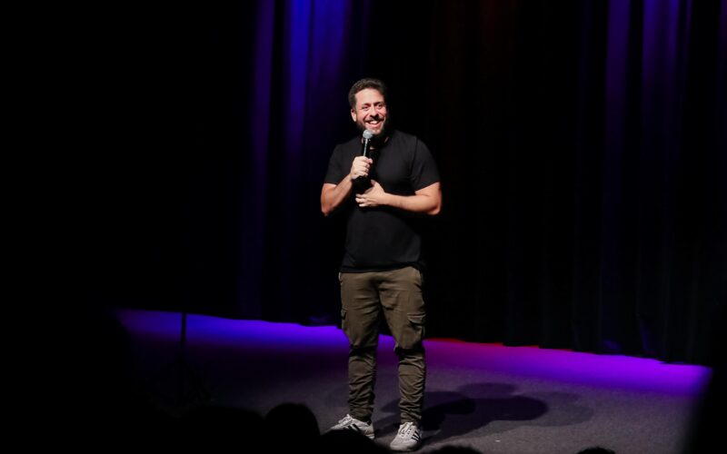 Maurício Meirelles arranca sorrisos em duas noites de humor stand-up no Rio Grande do Sul