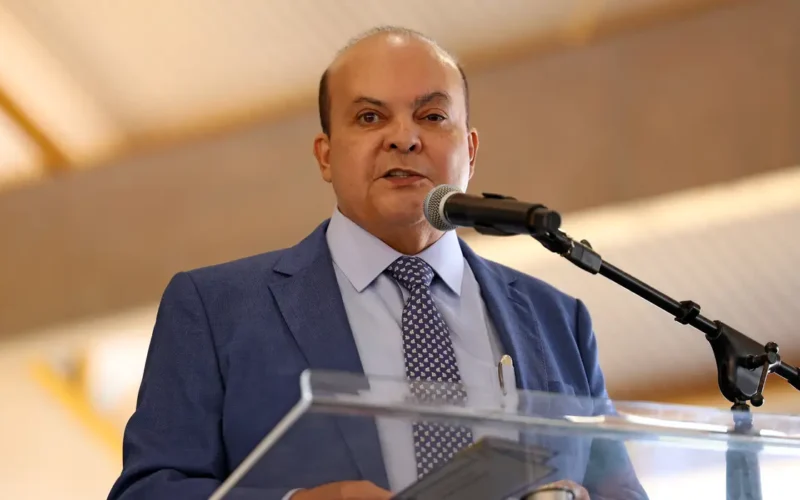 Pedido de impeachment de Ibaneis é solicitado pela oposição no Distrito Federal após seu envolvimento em caso citado por Vorcaro.
