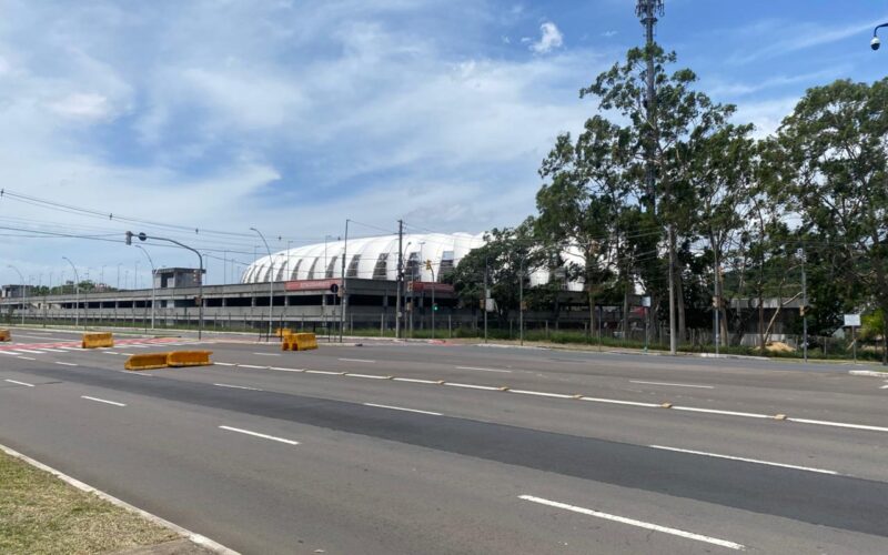 Fortes rajadas de vento causam queda de cavaletes na Beira-Rio e motoristas ignoram bloqueio em Porto Alegre