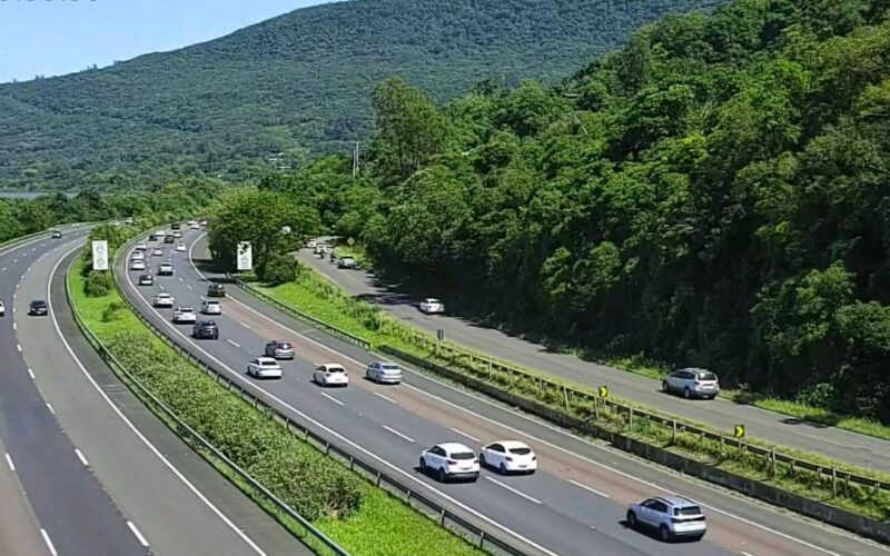 Fim de semana com grande fluxo de veículos e filas nas estradas gaúchas