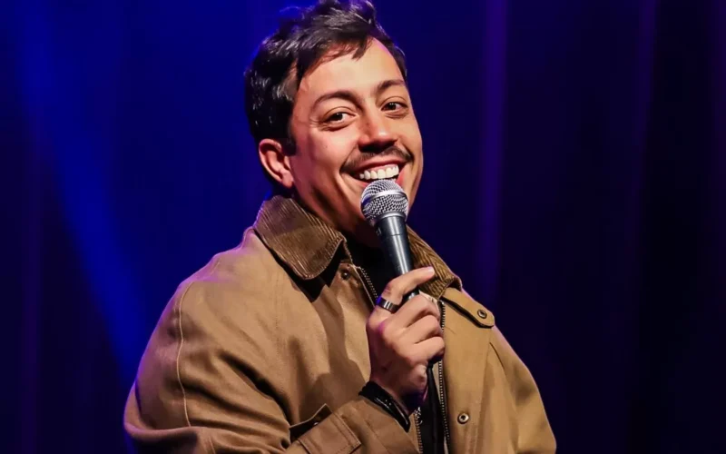 Stand-up de Renato Albani “A Ignorância É Uma Dádiva” chega a Passo Fundo neste final de semana