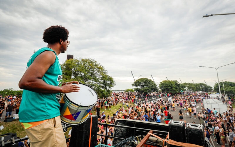 Desfile de dezoito blocos de Carnaval anima Porto Alegre durante o feriado prolongado