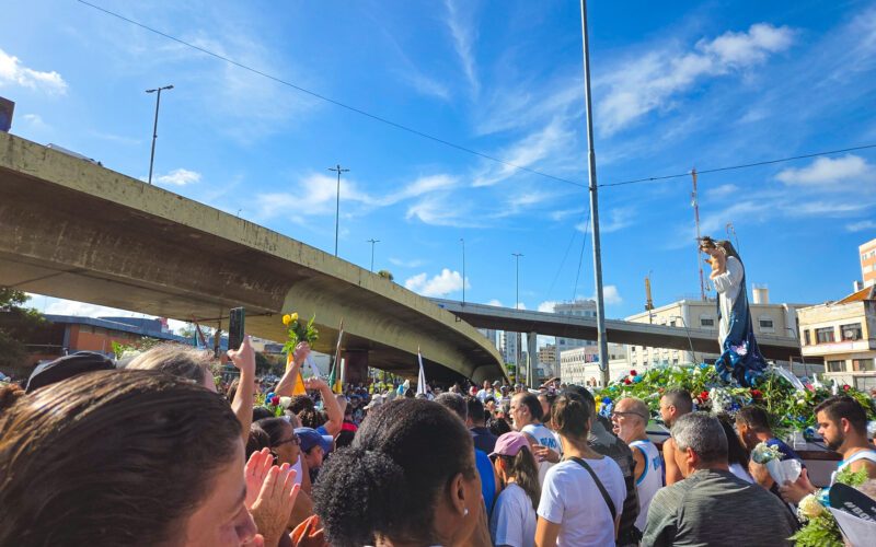 Procissão de Nossa Senhora dos Navegantes reúne multidão de fiéis em Porto Alegre.