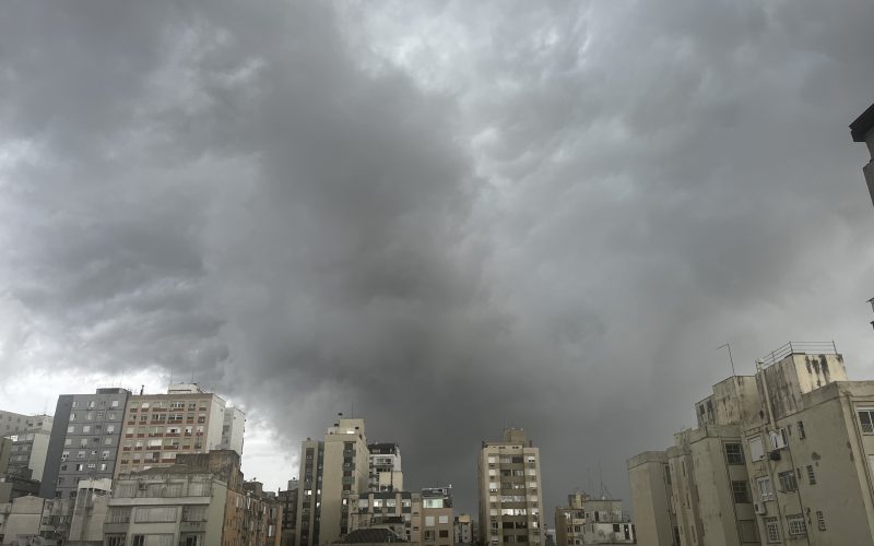 Fenômeno climático impacta região metropolitana com intensa tempestade de chuva, vento e granizo