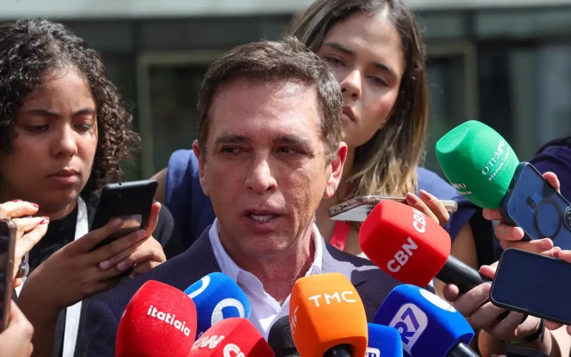Ex-presidente Jair Bolsonaro recebe alta e volta para casa