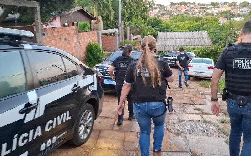 Quatro indivíduos são presos por torturar jovem em Porto Alegre em operação policial.
