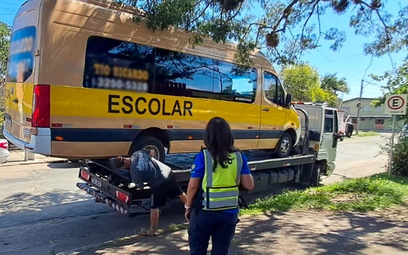Órgão de trânsito apreende veículo que conduzia estudantes sem autorização em Porto Alegre
