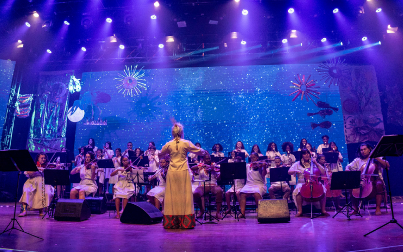 Orquestra Villa-Lobos celebra a herança indígena em apresentação vibrante