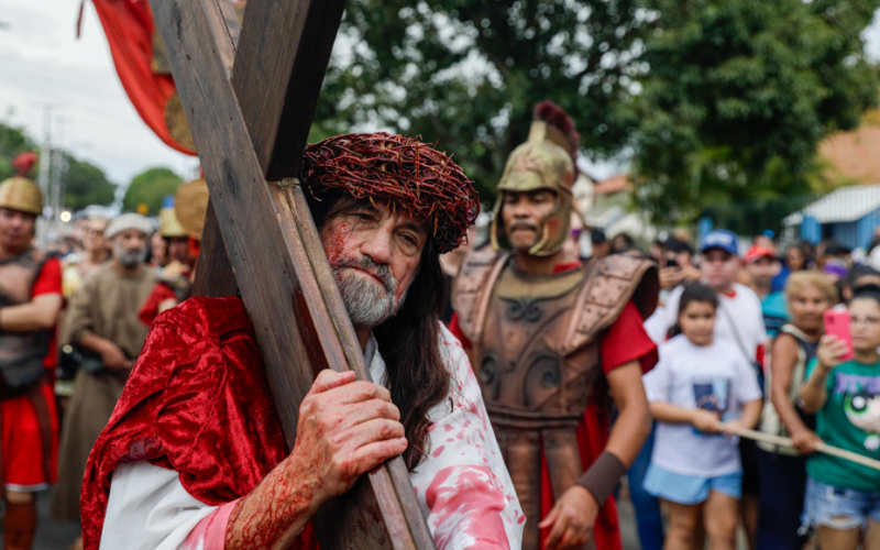 Espetáculo da Paixão de Cristo em Porto Alegre aborda a questão da moradia no Morro da Cruz da cidade em 2026
