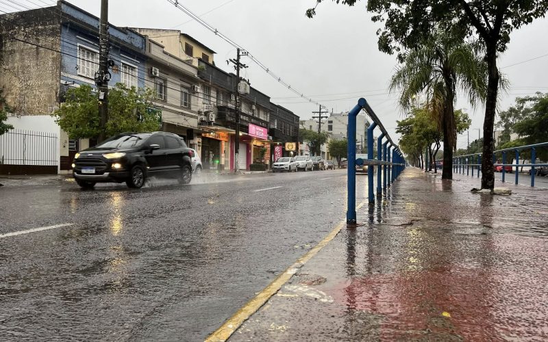 Possibilidade de chuva e temporais isolados no RS neste domingo, com mar agitado