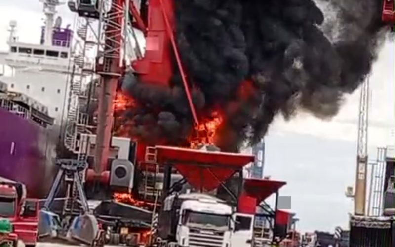 Chamas consomem guindaste durante operação de descarga de fertilizantes no Porto de Rio Grande