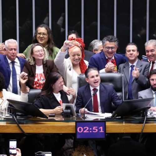 Câmara Legislativa aprova em duas votações proposta que extingue a jornada 6×1
