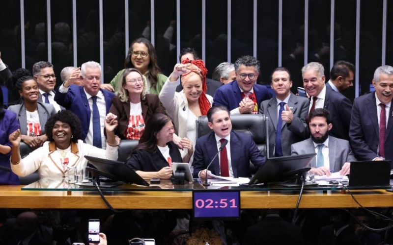 Câmara Legislativa aprova em duas votações proposta que extingue a jornada 6×1