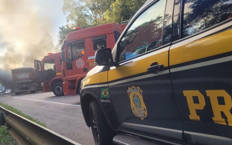Colisão de caminhões provoca interdição total da BR-392 entre Pelotas e Canguçu