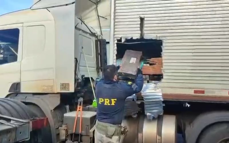 Polícia Rodoviária Federal intercepta caminhão com mais de uma tonelada de maconha