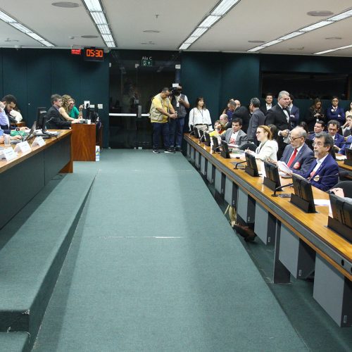 Fim da jornada 6×1 é aprovado pela Comissão e segue para votação no Plenário da Câmara